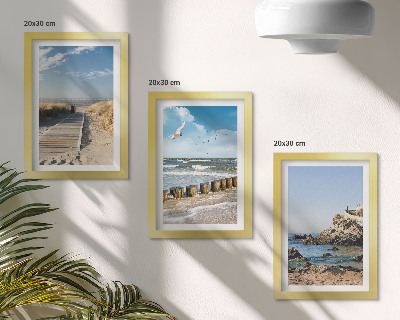 Set van ingelijste schilderijen Strand met houten pad, zee en kliffen aan zee.