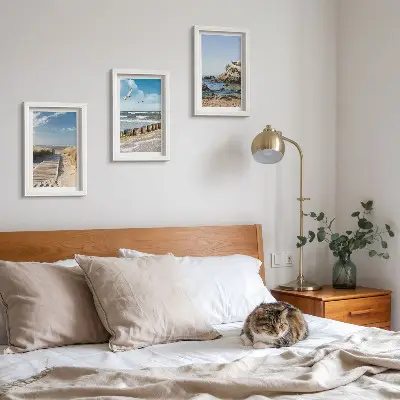 Set ingelijste schilderijen strand met houten pad, zee en kliffen