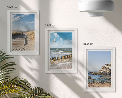 Set van ingelijste schilderijen Strand met houten pad, zee en kliffen aan zee.