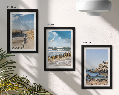 Set van ingelijste schilderijen Strand met houten pad, zee en kliffen aan zee.