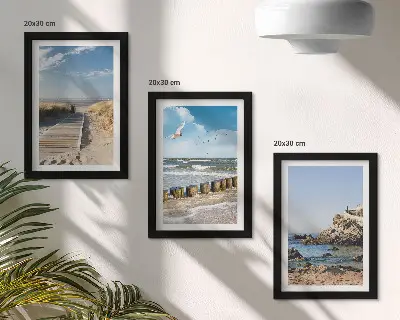 Set ingelijste schilderijen strand met houten pad, zee en kliffen
