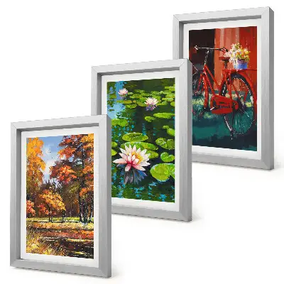 Set ingelijste schilderijen herfstkleuren met een vijver met waterlelies en een fiets op het terras