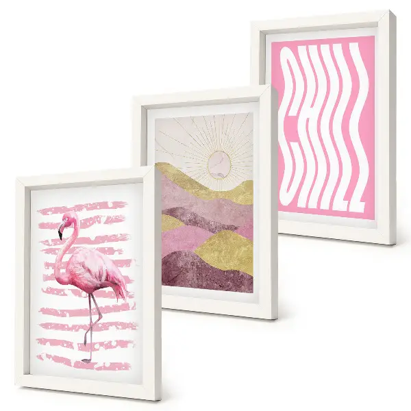 Gallery wall met roze flamingo's, pastel berglandschap en chill-letters