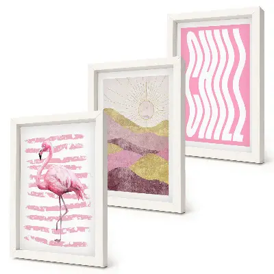 Gallery wall met roze flamingo's, pastel berglandschap en chill-letters