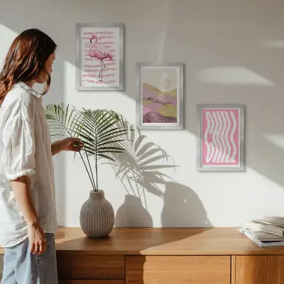 Gallery wall met roze flamingo's, pastel berglandschap en chill-letters