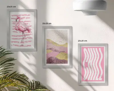 Gallery wall met roze flamingo's, pastel berglandschap en chill-letters