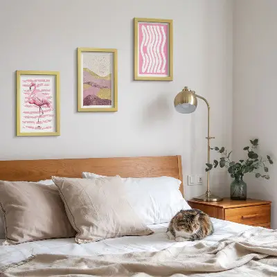 Gallery wall met roze flamingo's, pastel berglandschap en chill-letters