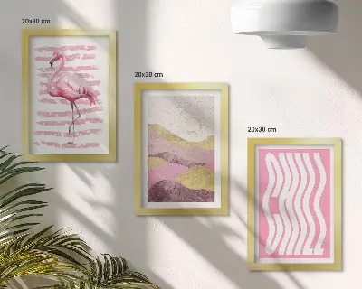 Gallery wall met roze flamingo's, pastel berglandschap en chill-letters