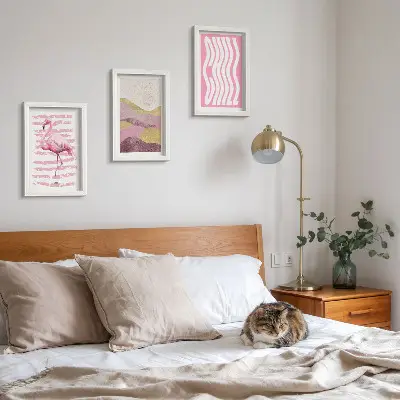 Gallery wall met roze flamingo's, pastel berglandschap en chill-letters