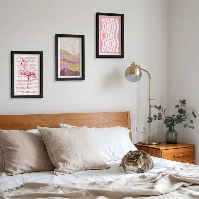 Gallery wall met roze flamingo's, pastel berglandschap en chill-letters