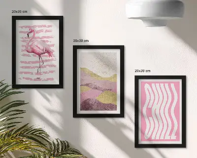 Gallery wall met roze flamingo's, pastel berglandschap en chill-letters
