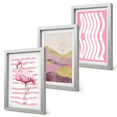 Gallery wall met roze flamingo's, pastel berglandschap en chill-letters