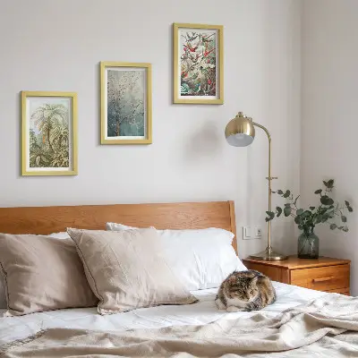 Gallery wall met tropische planten en kleurrijke vogels in de natuur