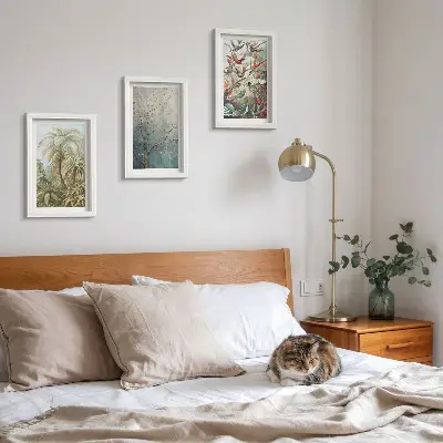 Gallery wall met tropische planten en kleurrijke vogels in de natuur