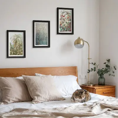 Gallery wall met tropische planten en kleurrijke vogels in de natuur