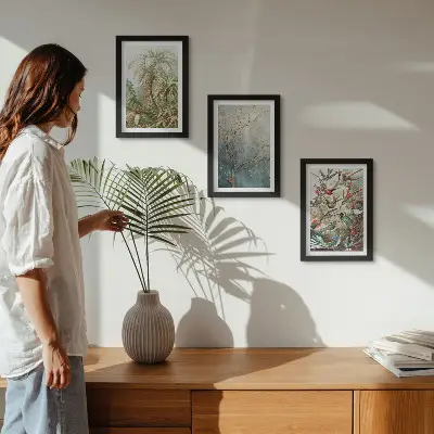 Gallery wall met tropische planten en kleurrijke vogels in de natuur