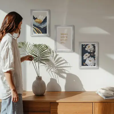 Set ingelijste schilderijen met abstracte bergen, bloemen en inspirerende letters