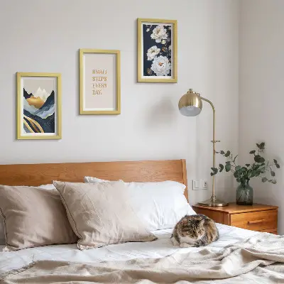 Set ingelijste schilderijen met abstracte bergen, bloemen en inspirerende letters