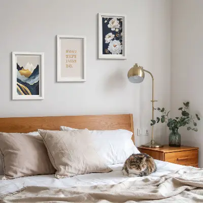 Set ingelijste schilderijen met abstracte bergen, bloemen en inspirerende letters