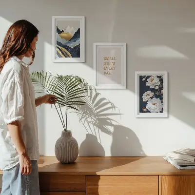 Set ingelijste schilderijen met abstracte bergen, bloemen en inspirerende letters