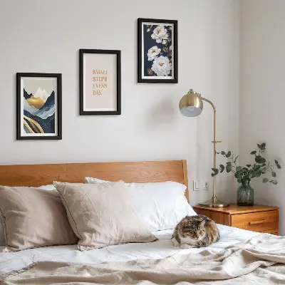 Set ingelijste schilderijen met abstracte bergen, bloemen en inspirerende letters