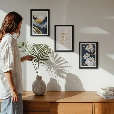 Set ingelijste schilderijen met abstracte bergen, bloemen en inspirerende letters