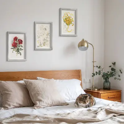 Gallery wall rode rozen, witte figuur en gele bloemen in een vaas