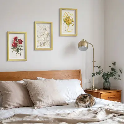 Gallery wall rode rozen, witte figuur en gele bloemen in een vaas