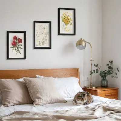 Gallery wall rode rozen, witte figuur en gele bloemen in een vaas