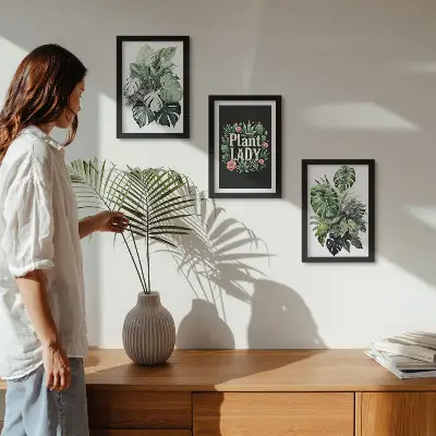 Set van ingelijste schilderijen tropische planten met de tekst Plant Lady in het groen