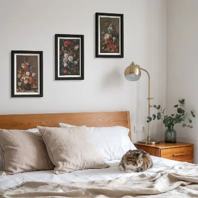 Gallery wall bloemen in vazen en vintage planten set met diverse vintage plantenarrangementen