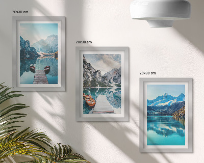 Set van ingelijste schilderijen Bergmeren met boten en weerspiegelingen in het water.