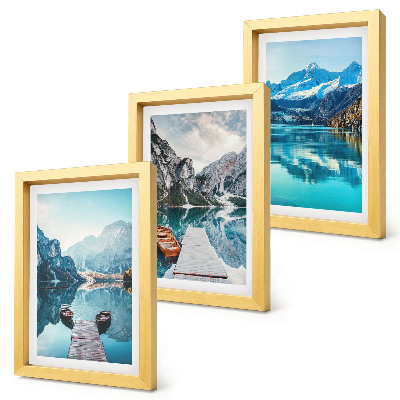 Set van ingelijste schilderijen Bergmeren met boten en weerspiegelingen in het water.