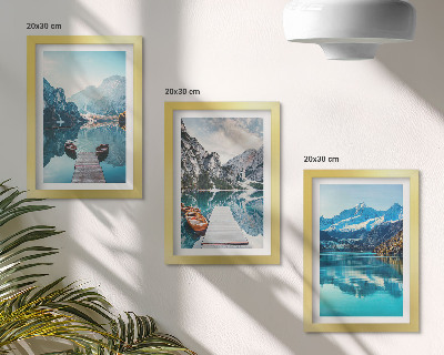 Set van ingelijste schilderijen Bergmeren met boten en weerspiegelingen in het water.
