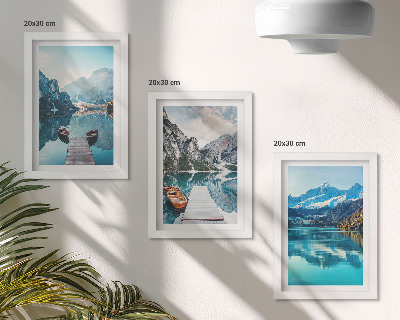 Set van ingelijste schilderijen Bergmeren met boten en weerspiegelingen in het water.
