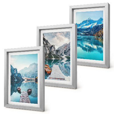 Set van ingelijste schilderijen Bergmeren met boten en weerspiegelingen in het water.