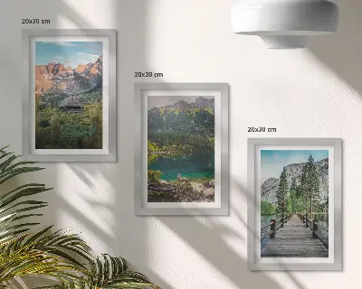 Gallery wall met een berglanschap met een meer en een houten steiger