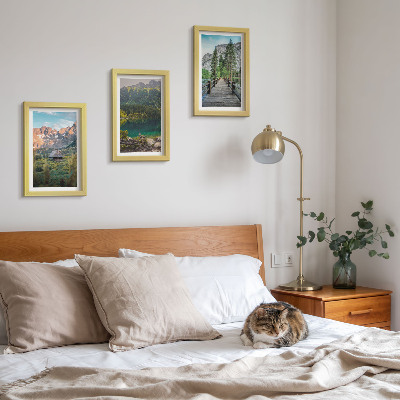 Gallery wall Berglandschap met een meer en een houten steiger.