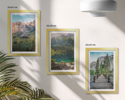 Gallery wall Berglandschap met een meer en een houten steiger.