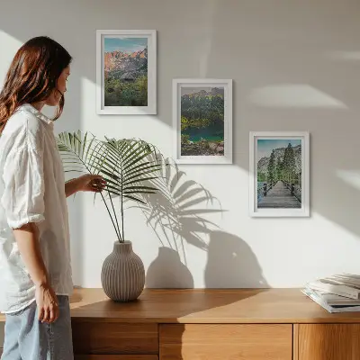 Gallery wall met een berglanschap met een meer en een houten steiger