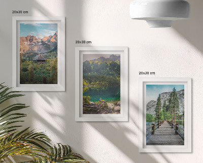 Gallery wall Berglandschap met een meer en een houten steiger.