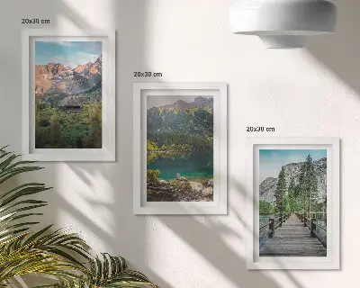 Gallery wall met een berglanschap met een meer en een houten steiger