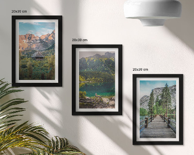 Gallery wall Berglandschap met een meer en een houten steiger.