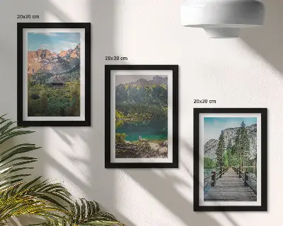 Gallery wall met een berglanschap met een meer en een houten steiger