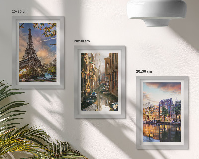 Gallery wall De Eiffeltoren, de grachten van Venetië en de straten van Amsterdam.