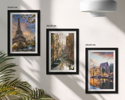 Gallery wall De Eiffeltoren, de grachten van Venetië en de straten van Amsterdam.