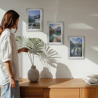 Set van ingelijste schilderijen met bergen meren en houten steigers boven het water