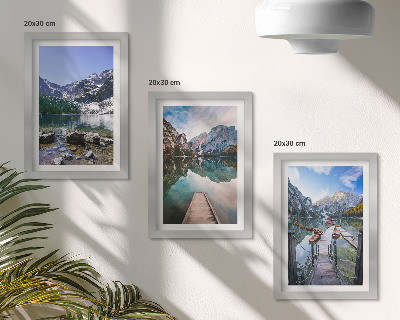 Set van ingelijste schilderijen Bergen, meren en houten steigers boven het water.