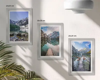 Set van ingelijste schilderijen met bergen meren en houten steigers boven het water