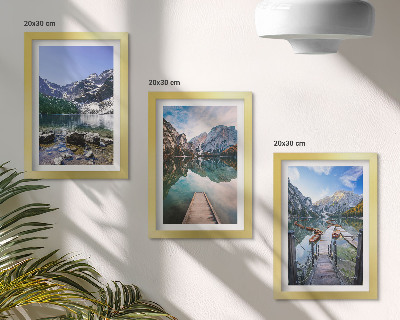 Set van ingelijste schilderijen Bergen, meren en houten steigers boven het water.